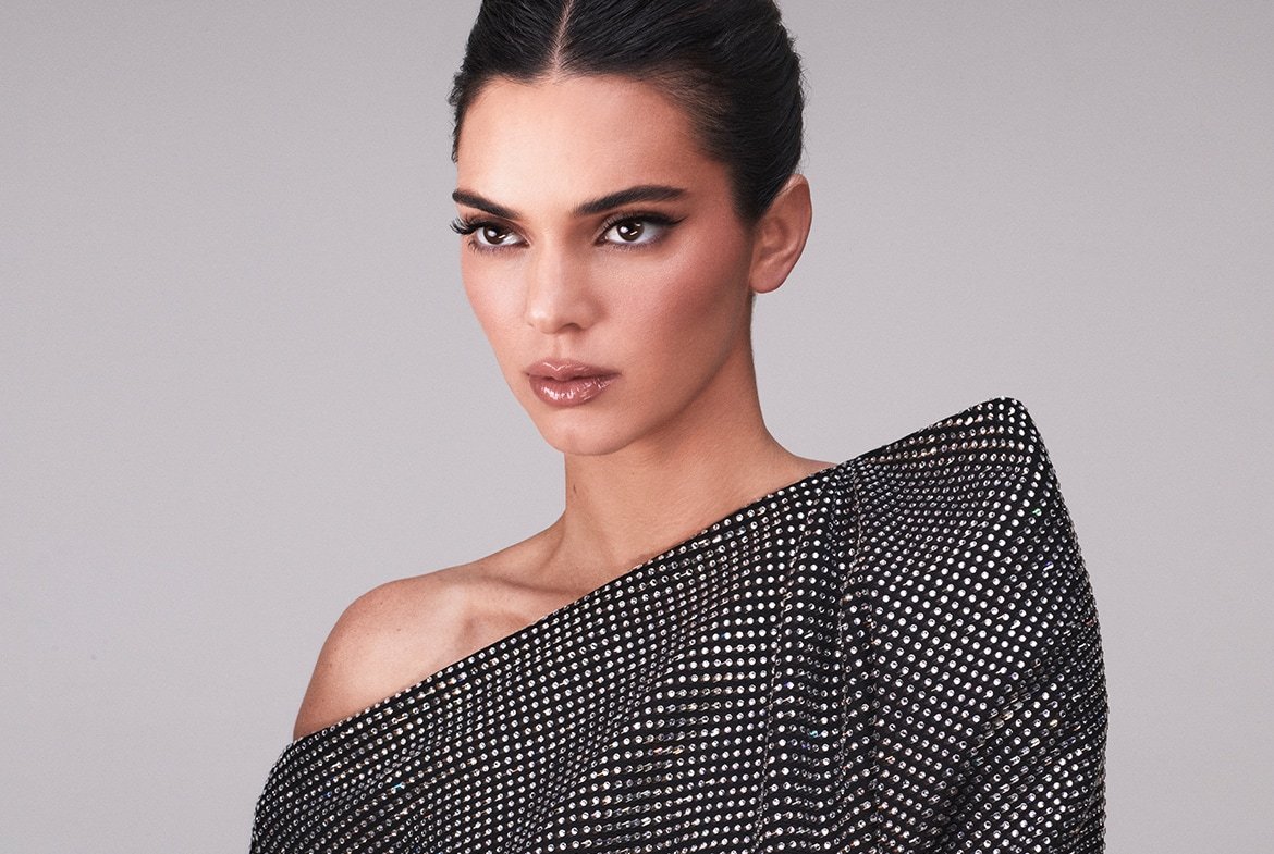 Kendall Jenner posiert in einem asymmetrischem Oberteil